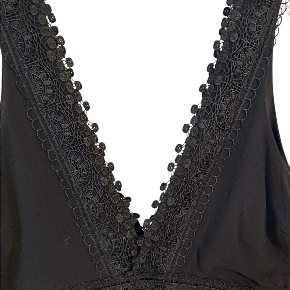GORGEOUS BLACK SLEEVELESS TOP w/DEEP V-NECK & LACE TRIM SIZE: 16 #CL - Picture 2 of 12